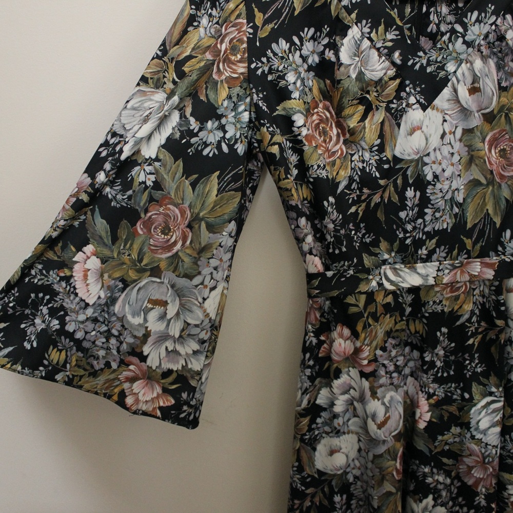 VINTAGE 1970s Bell Sleeve Floral Dress - Picture 7 of 10